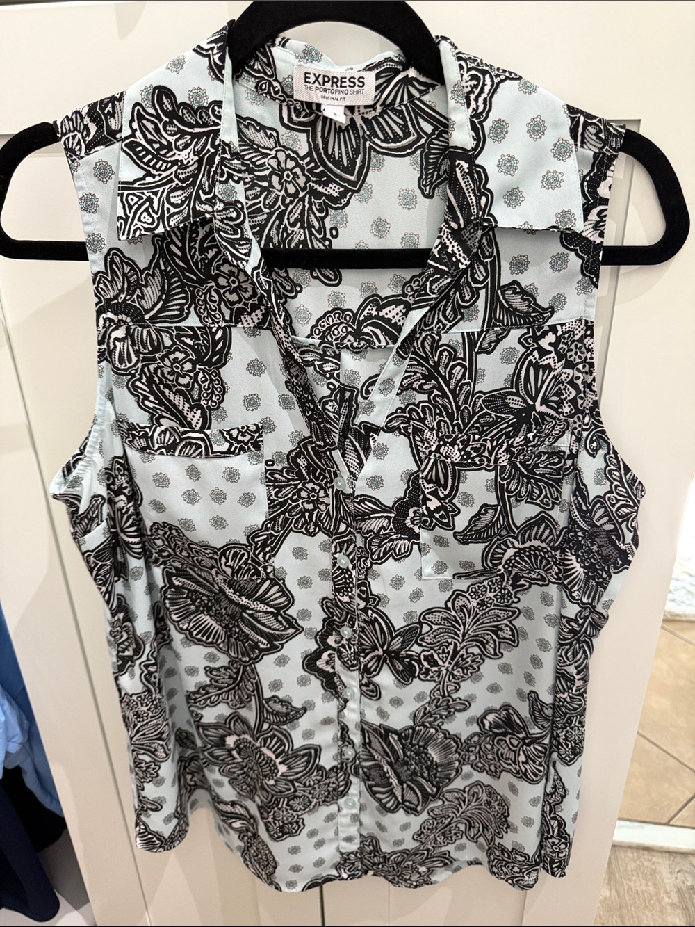Express Sleeveless Floral Print Blouse in Light Blue and Black